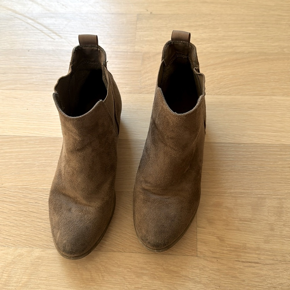 Peek Kids tan suede boots, slight heel, size 3